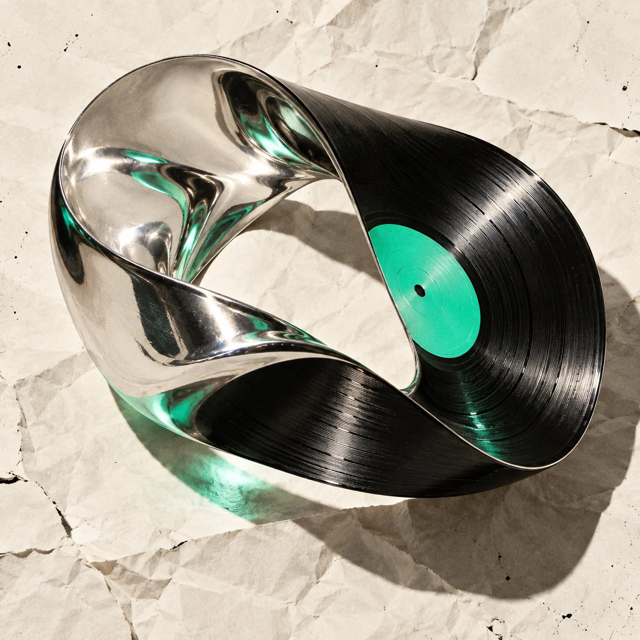 Een vinylplaat die in een vloeibare zilveren lus is gevouwen